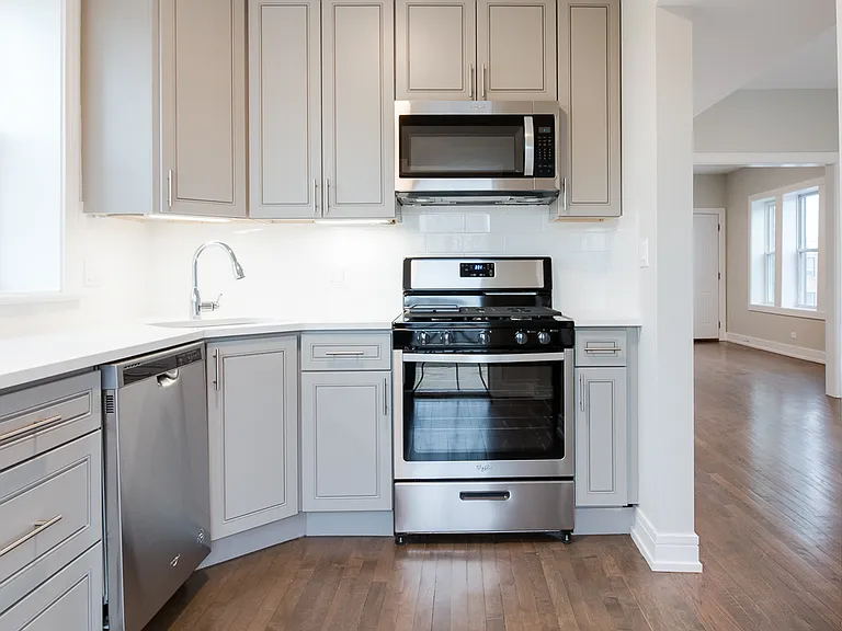 2917 W Wabansia Ave #2R — Photo 2
