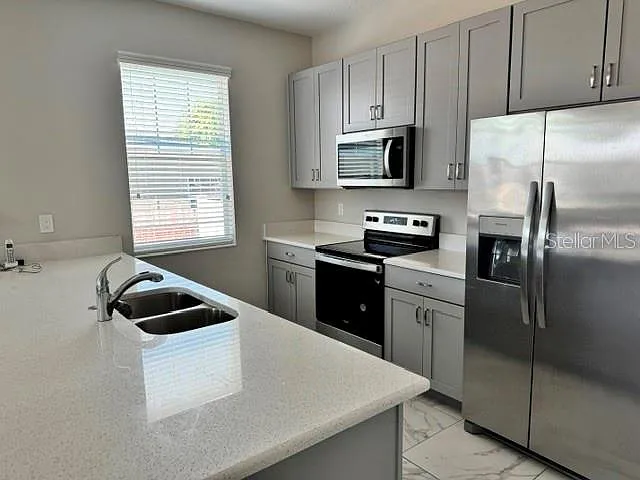 2531 W Walnut St — Photo 2