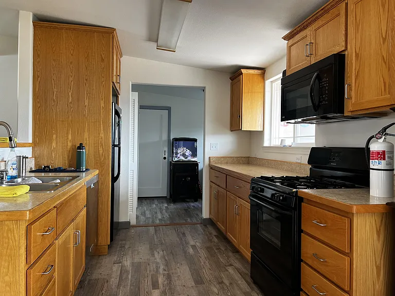 1109 Thomas St — Photo 4