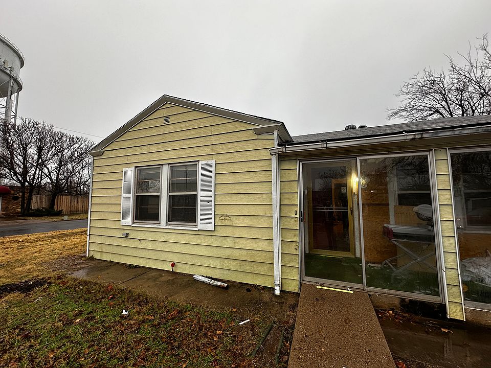 2nd image of 2301 35th St