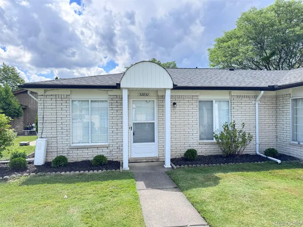 32832 Meadowbrook Ln #18, Warren, MI 48093