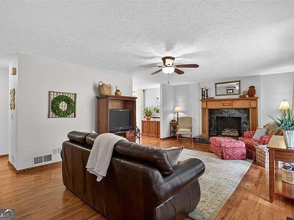5th image of 403 Sycamore Dr