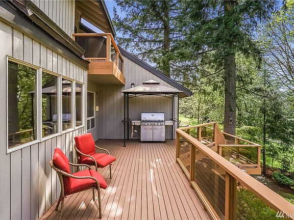 Access to the view deck perfect for entertaining, BBQ's, summer dinners, and wonderful memories. 