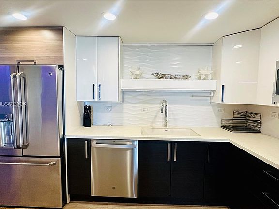3rd image of 19390 Collins Ave APT 424