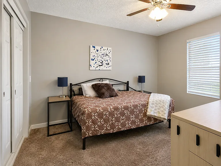 Second bedroom with built-in storage. Ideal for a quiet home office or a good night's sleep.