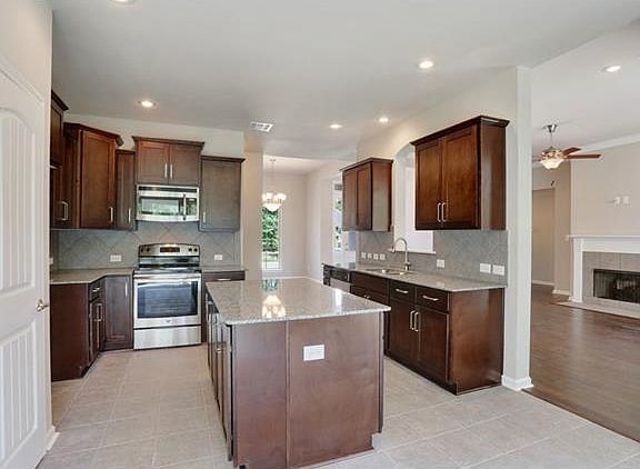 4th image of 614 Lakewood Northshore Dr