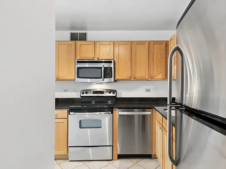 211 E Ohio St #1918 — Photo 3