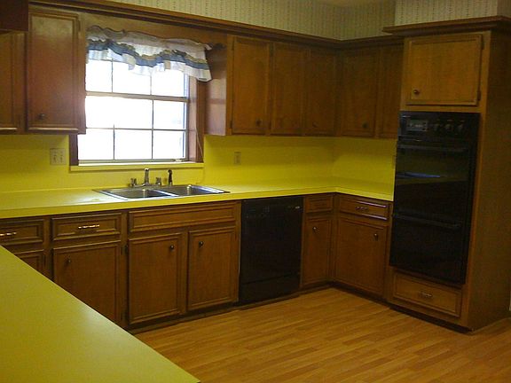 4th image of 618 E Pecan Dr
