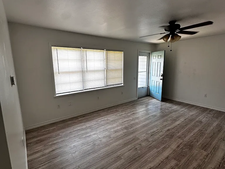 802 NW 4th St — Photo 6