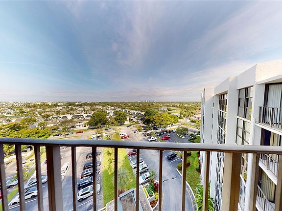 2nd image of 1000 Parkview Dr APT 1023