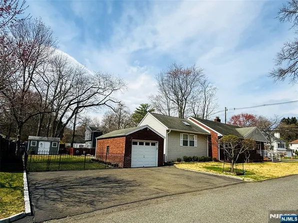 216 Cedar Ln, Closter, NJ 07624