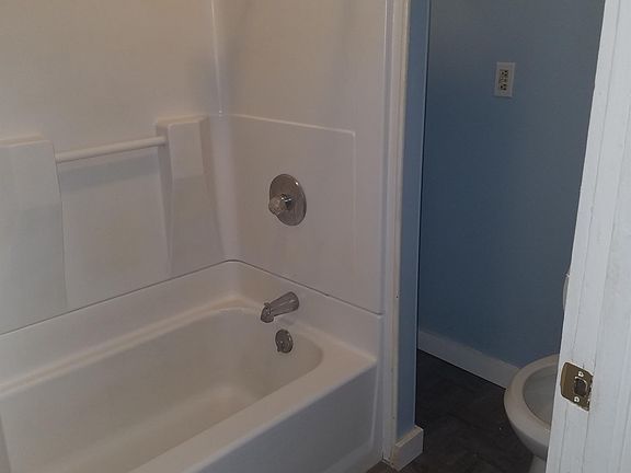 5th image of 2928 Woodland Ave APT 2