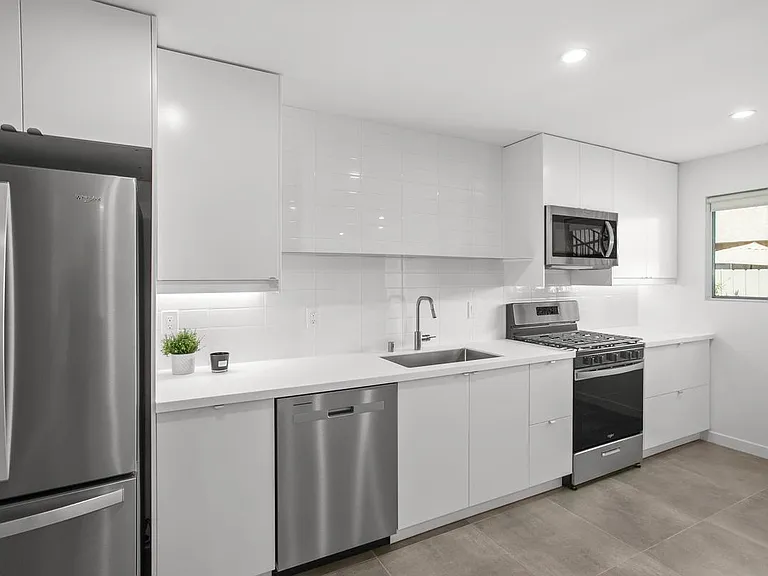 1228 Essex St #2 — Photo 6