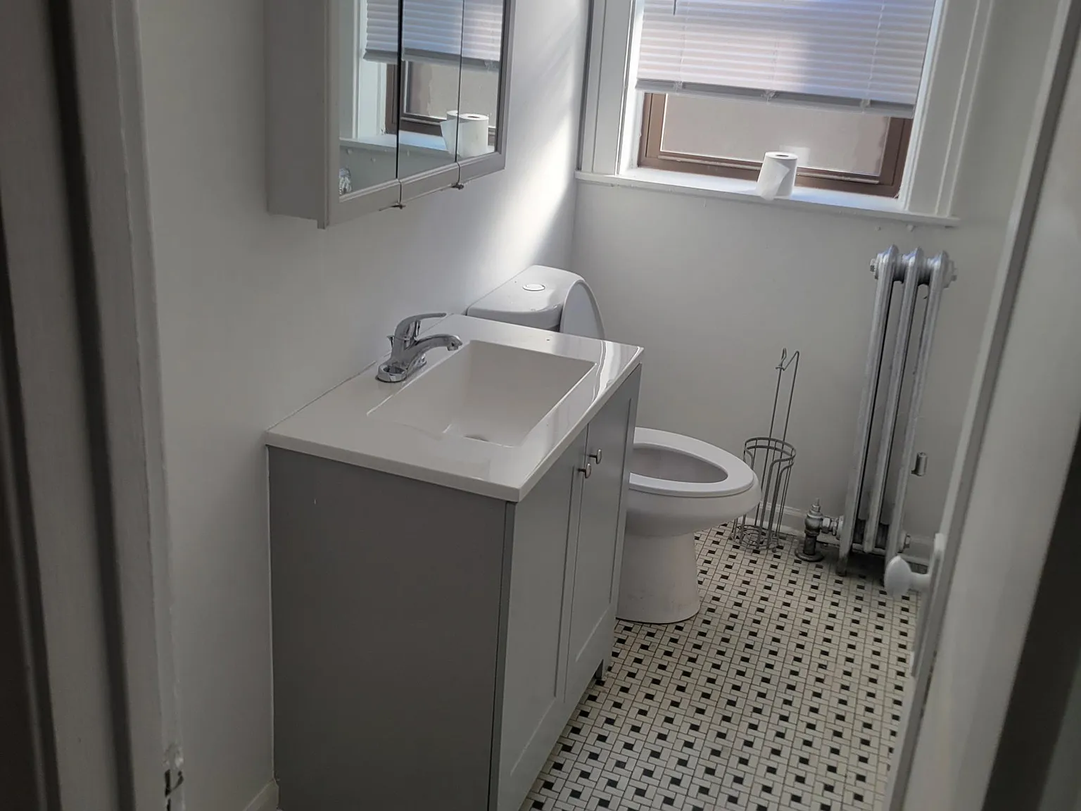 3 bed, 1100 sqft, $1,700 — Photo 4