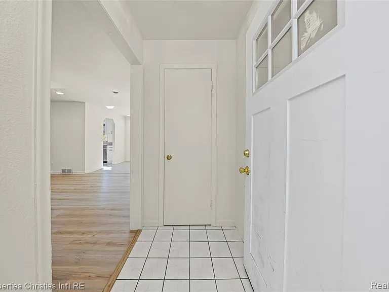 6550 Inkster Rd — Photo 2
