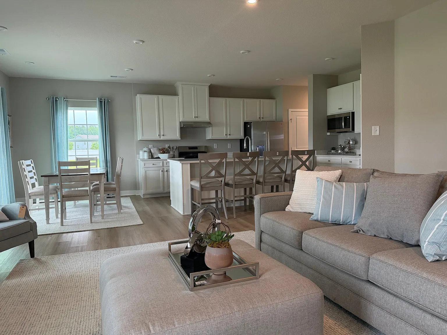 3 bed, 2.5 bath, 2300 sqft, $3,500 — Photo 3
