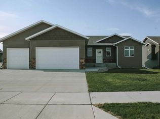 707 Canyon Rd SW, Mandan, ND 58554