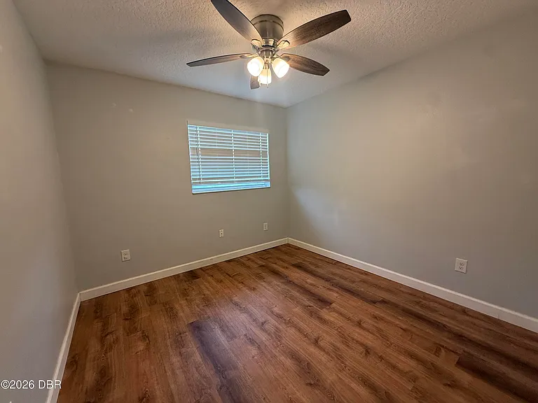 228 E Holly Dr — Photo 6