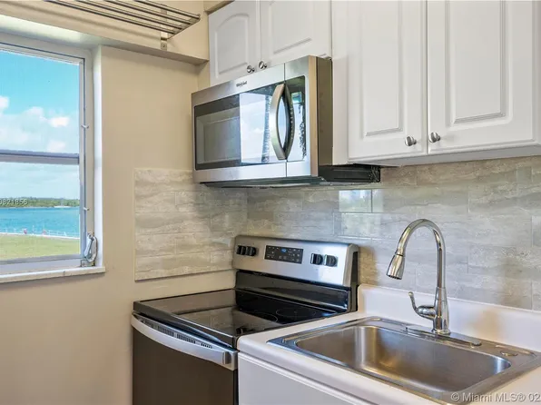 10281 E Bay Harbor Dr APT A5, Bay Harbor Islands, FL 33154