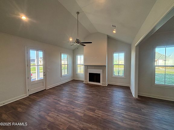 4th image of 104 Hearth St
