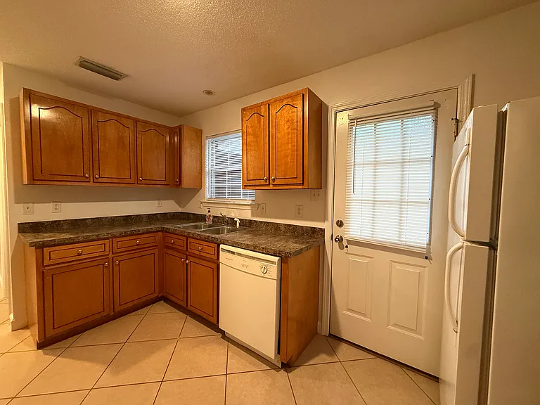 2710 Betbeze St — Photo 14