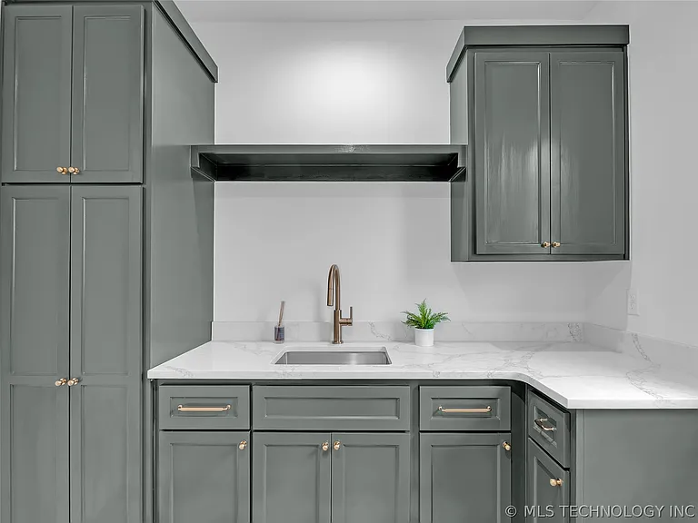 515 W El Paso St — Photo 40