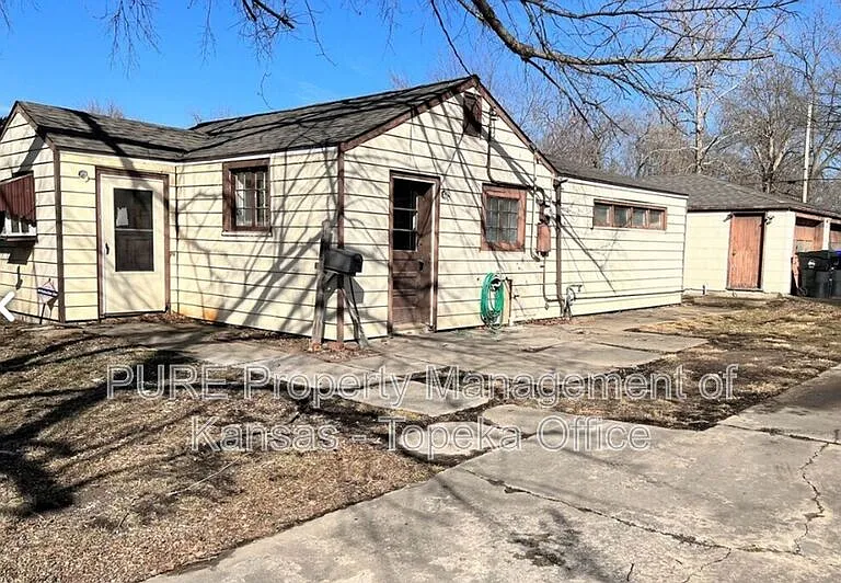 1816 SW Moundview Dr — Photo 2