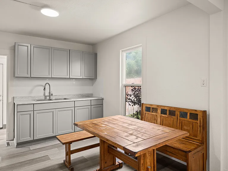 1627 E Desmet Ave — Photo 5