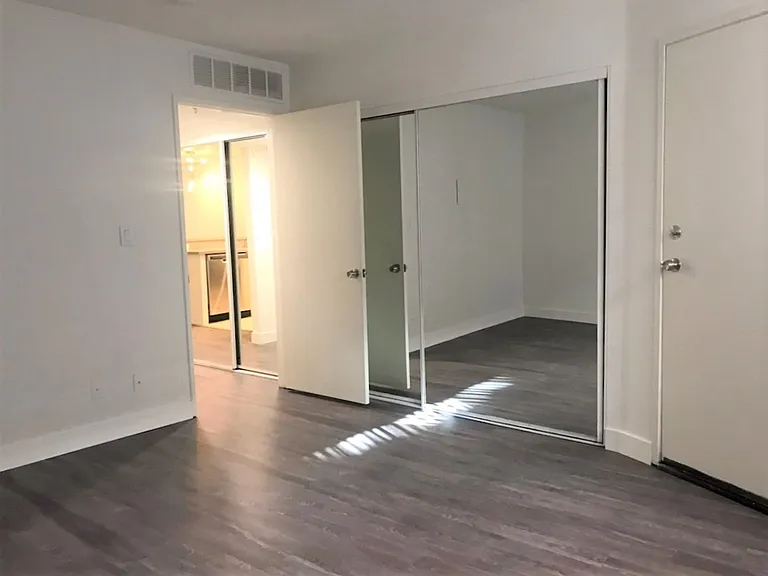 Rodeo Apartments — Photo 19