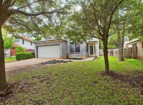 Another view of the front of the home. Great curb appeal, lo