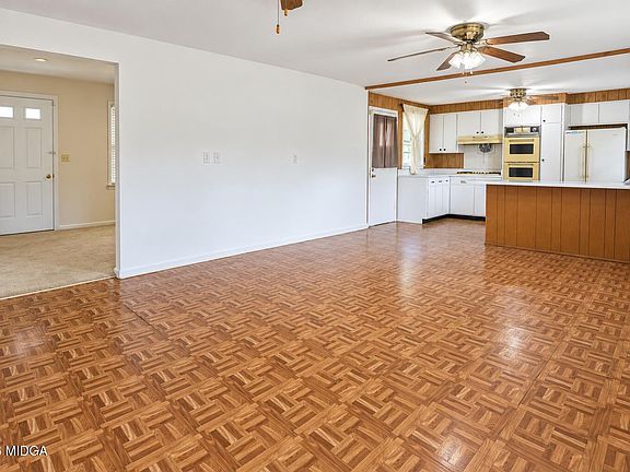 4th image of 4401 Crystal Lake Dr