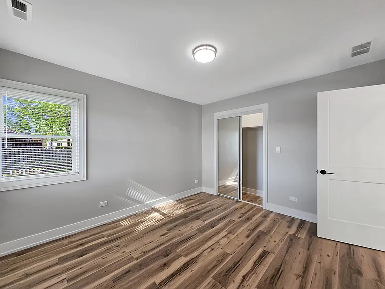 1912 Lawrence Ave — Photo 10