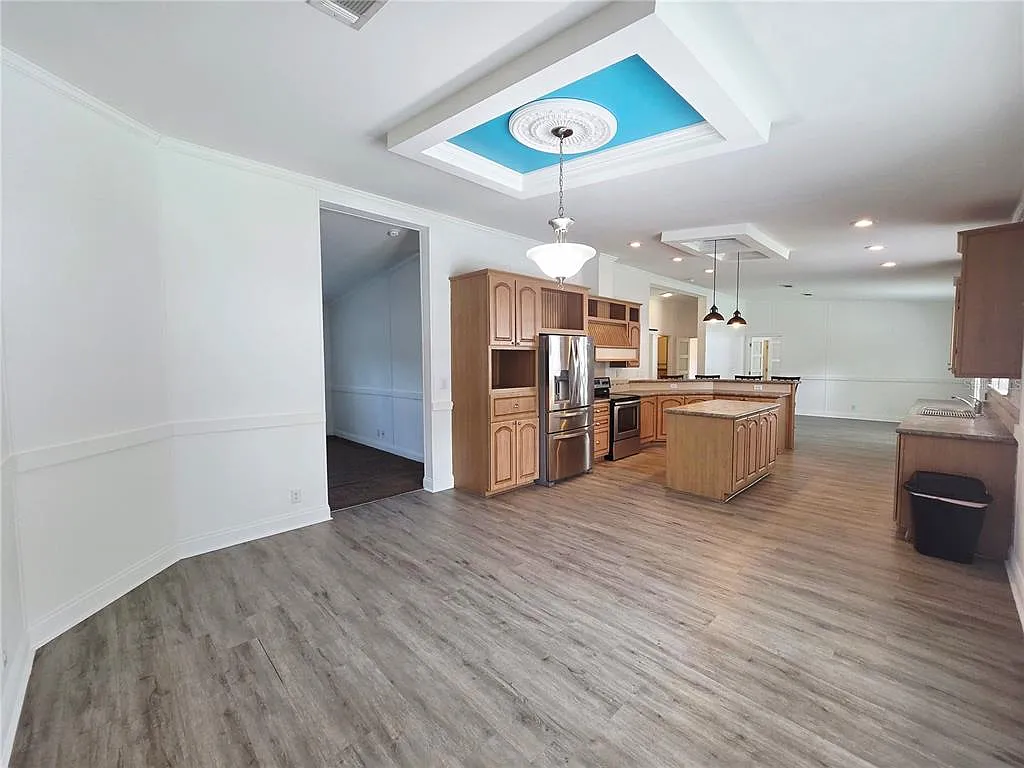 4 bed, 2.0 bath, 2432 sqft, $2,600 — Photo 4
