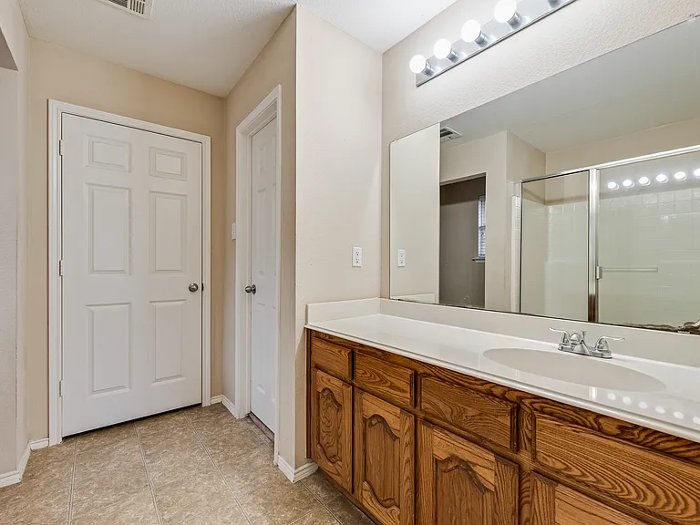 2701 Mockingbird St — Photo 10