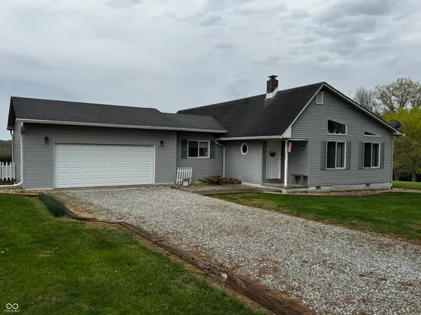 707 S Country Estates Ln, Bloomfield, IN 47424