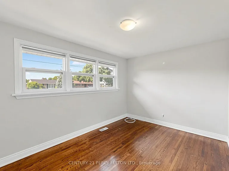 25 Kenwood Cres — Photo 13