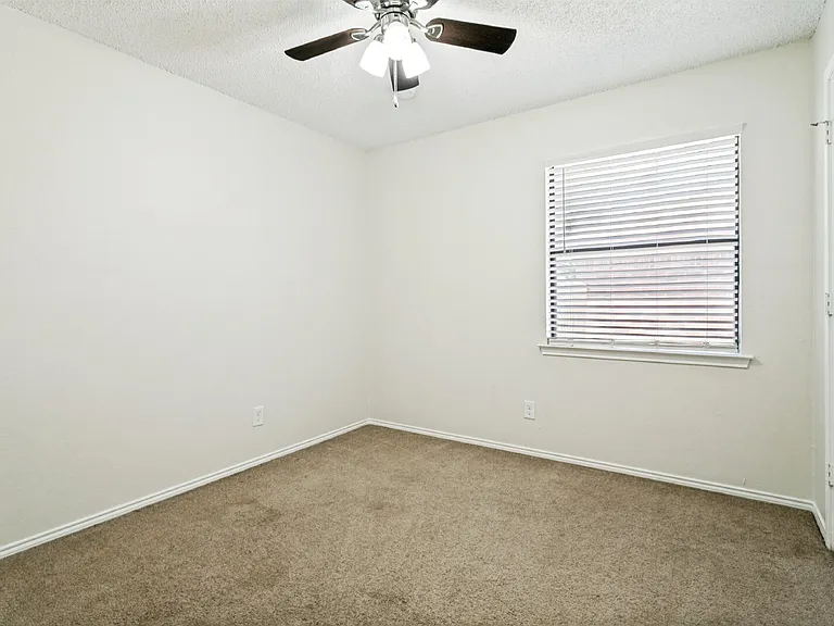 536 Clover Dr — Photo 10