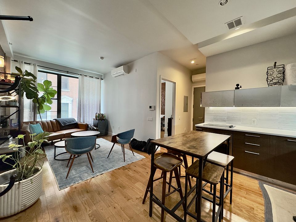 1st image of 72 Willoughby St APT 3