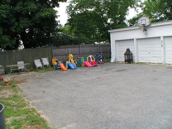 5th image of 284 Oakdale Ave