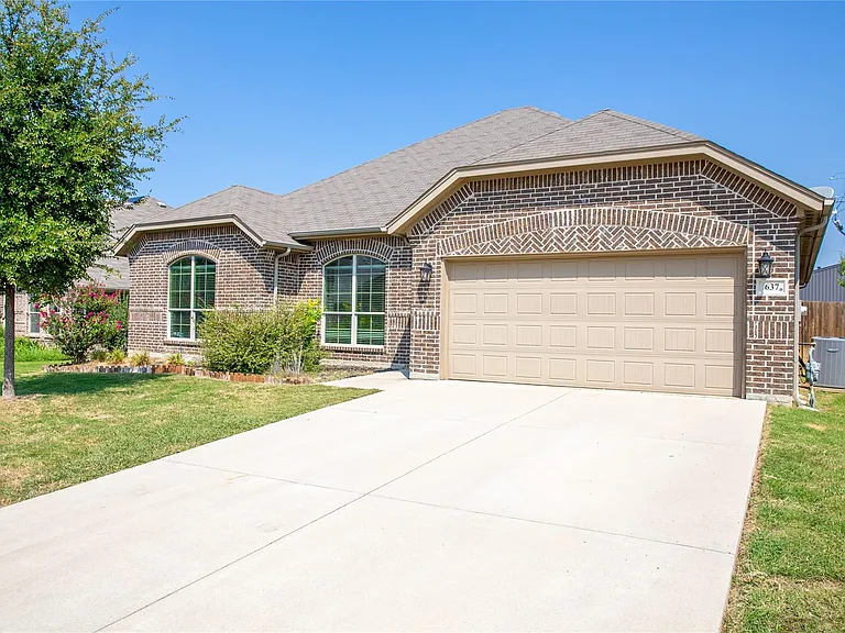 637 Peach Ln — Photo 2