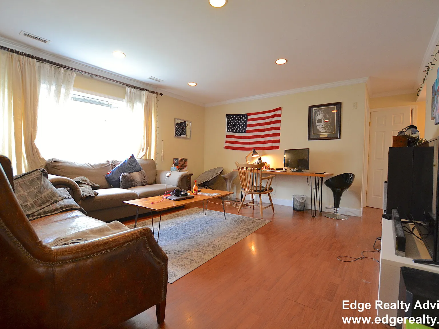 3 bed, 1053 sqft, $3,200 — Photo 3