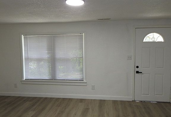 3rd image of 522 E Pacific Ave