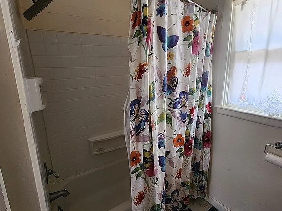 4th image of 727 Woodford St #1/2