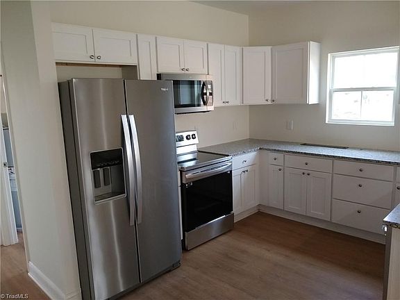4th image of 734 Meadowgreen Village Dr