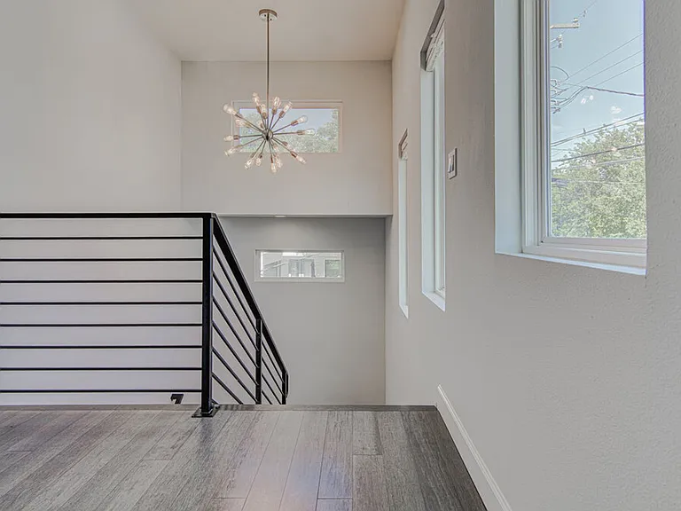 2406 E 16th St — Photo 24