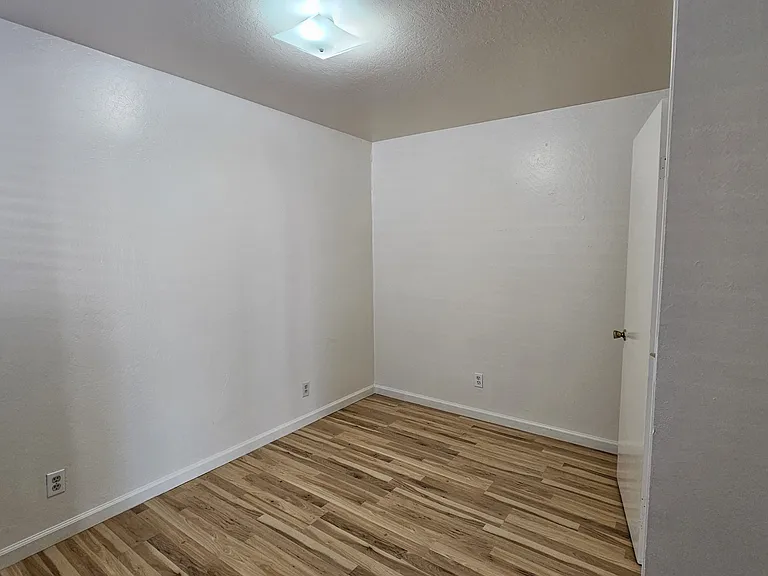 1114 E Cliff Dr #6 — Photo 15