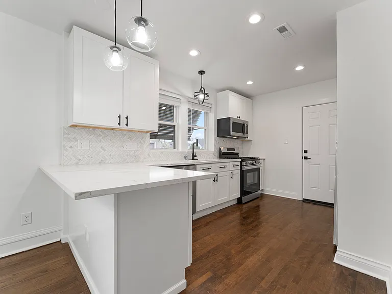 W Cornelia Ave — Photo 10