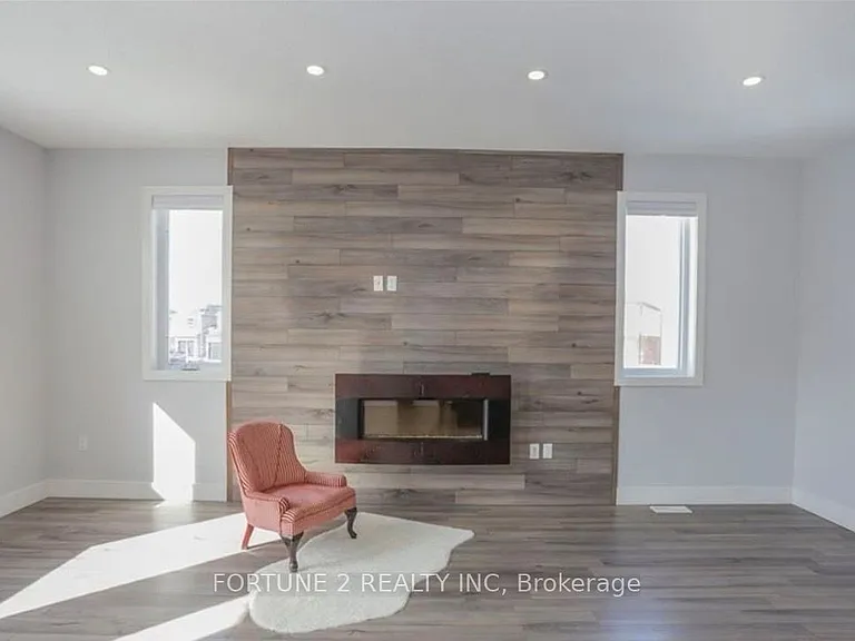 1877 Foxridge Cres — Photo 5