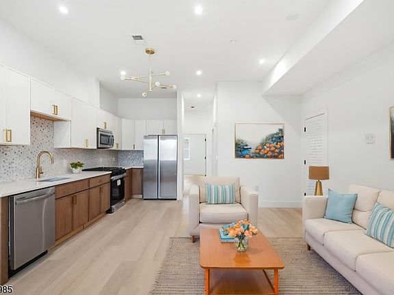 4th image of 643 S 10Th St