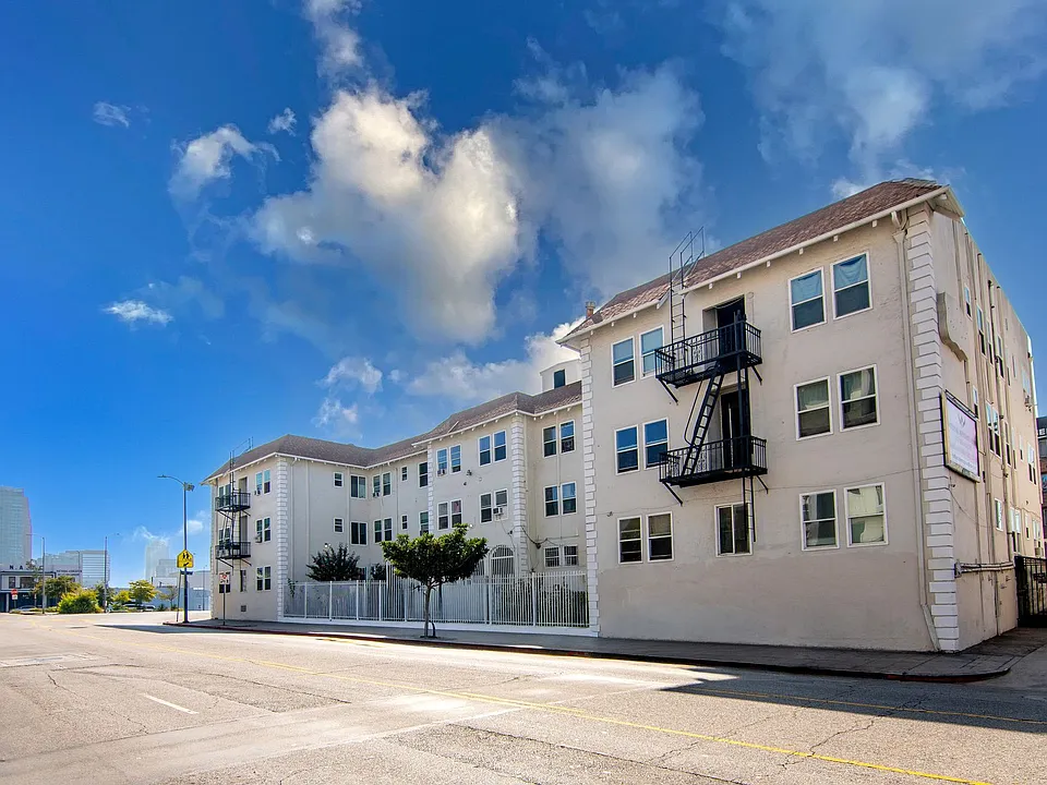 8th Street Studios Near Downtown Los Angeles Move-In Special